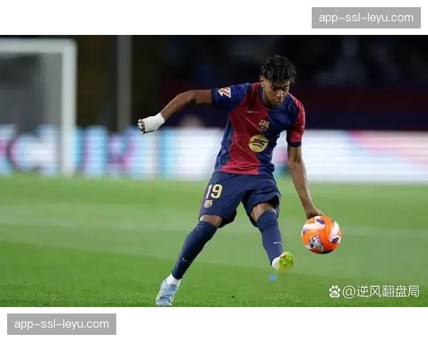 实时:巴萨前锋罗克错失单刀机会,比分仍为0-0