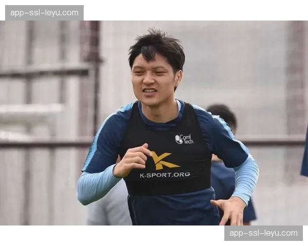 特写:41岁的老将汪嵩替补登场,刷新中超最年长出场纪录