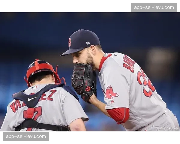 MLB比赛中,本垒打棒球被场外儿童接住,球员主动索回后赠送签名球棒 MLB比赛中,本垒打棒球被场外儿童接住,球员主动索回后赠送签名球棒